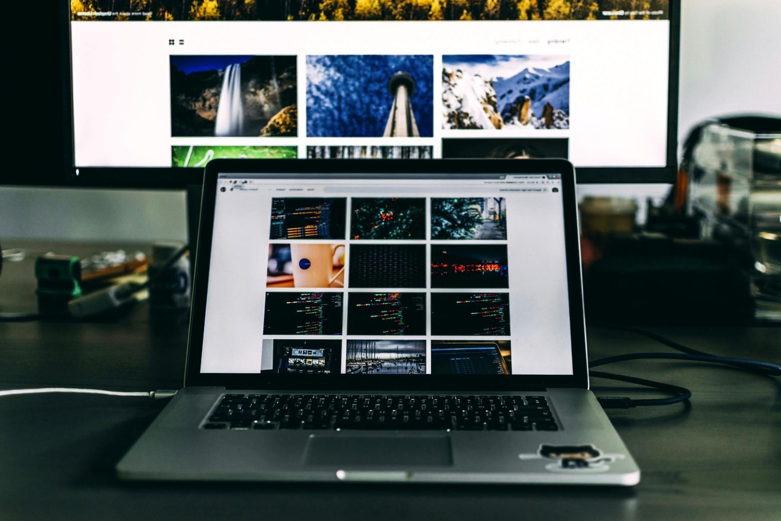 Moderne Büroausstattung mit fortschrittlicher Technologie für Finanzmanagement